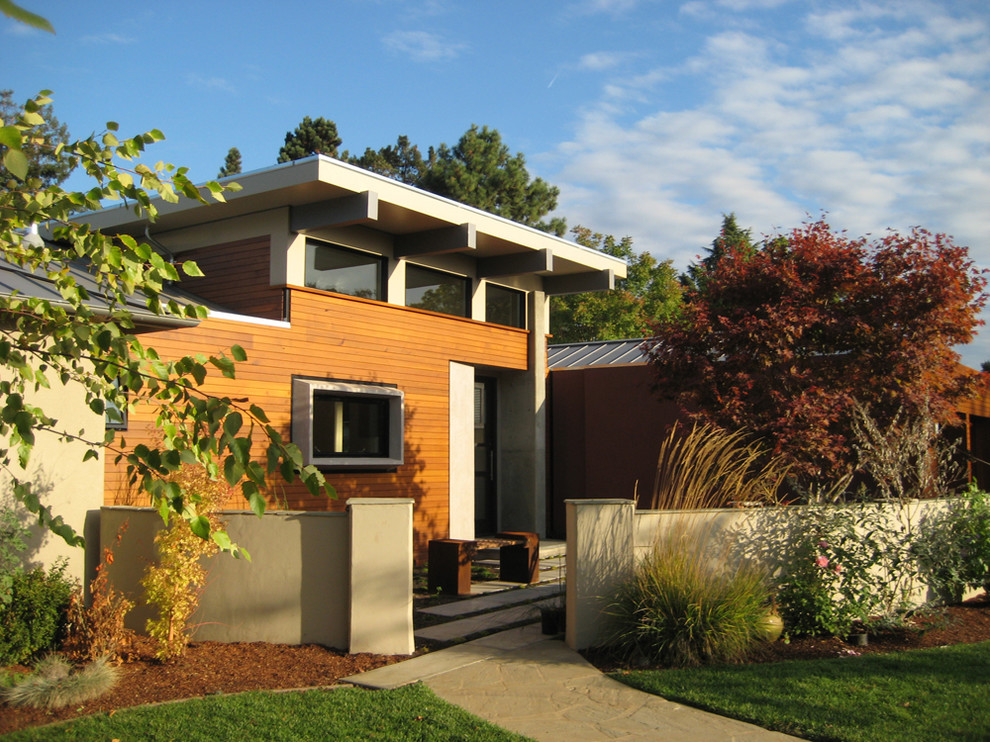 На фото: огромный, одноэтажный, серый частный загородный дом в современном стиле с облицовкой из цементной штукатурки, плоской крышей и металлической крышей
