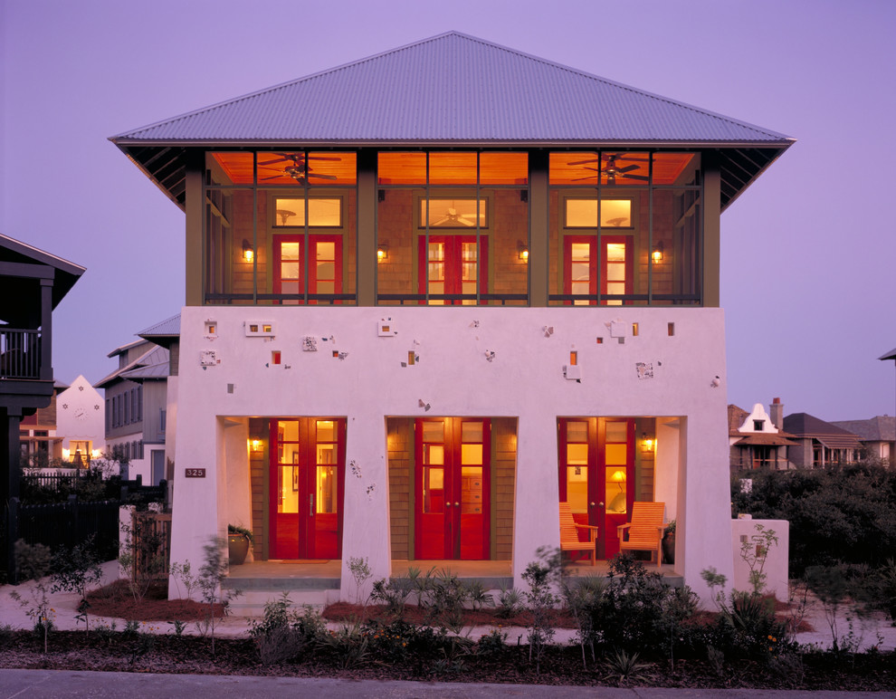 Свежая идея для дизайна: двухэтажный дом в морском стиле с облицовкой из цементной штукатурки - отличное фото интерьера