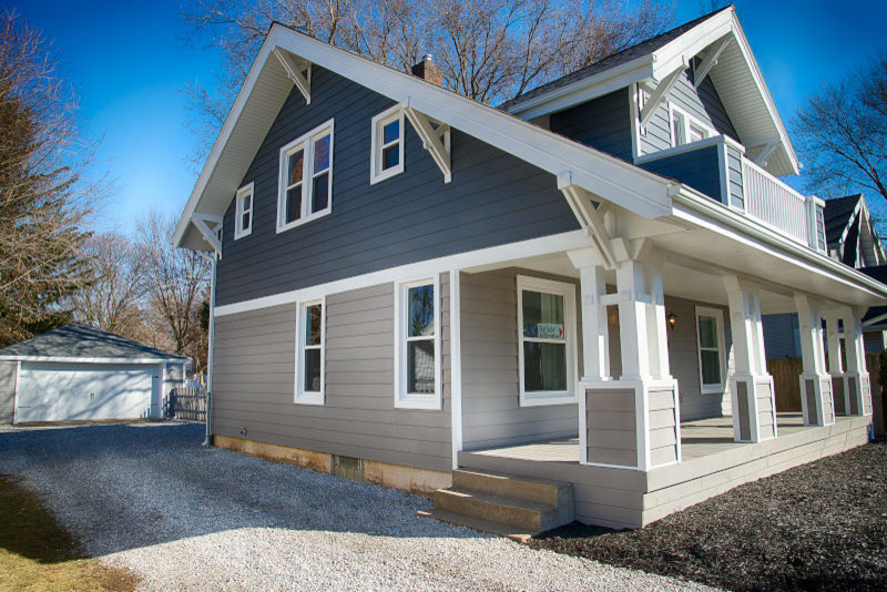 Inspiration pour une petite façade de maison grise craftsman à un étage avec un revêtement en vinyle et un toit à deux pans.