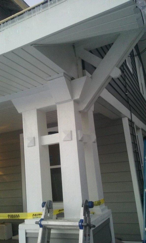 Immagine della facciata di una casa piccola grigia american style a due piani con rivestimento in vinile e tetto a capanna
