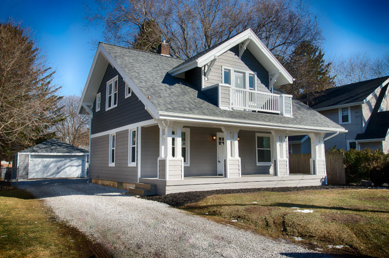 Kleines, Zweistöckiges Uriges Haus mit Vinylfassade, grauer Fassadenfarbe und Satteldach in Cleveland