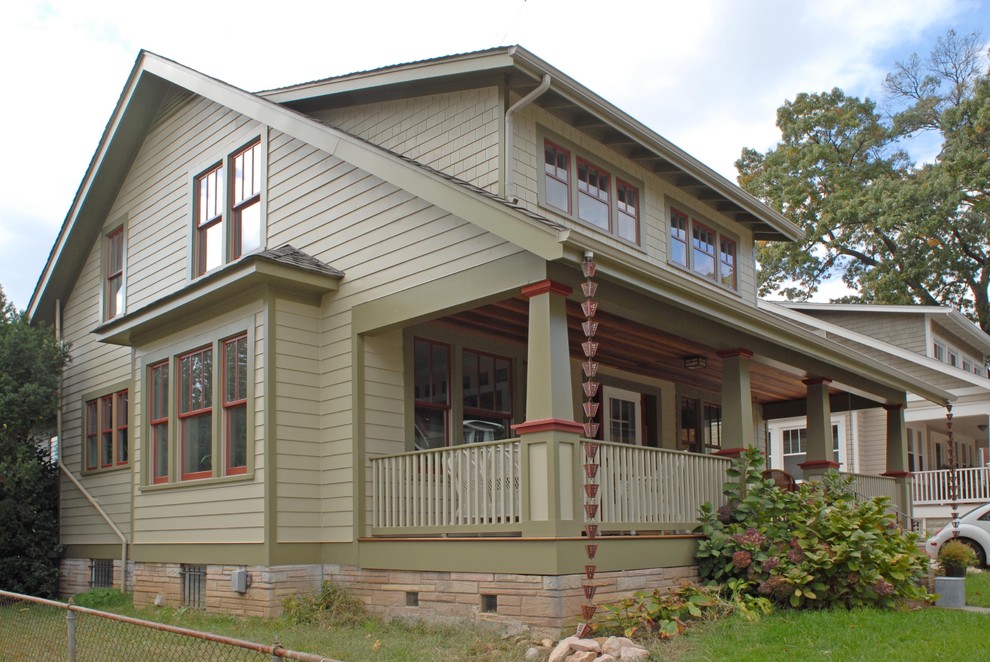 Immagine della facciata di una casa piccola verde american style a due piani con rivestimento in legno e tetto a capanna