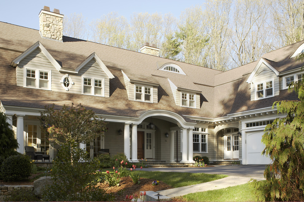 Imagen de fachada de casa gris tradicional grande de dos plantas con revestimiento de madera y tejado de teja de madera