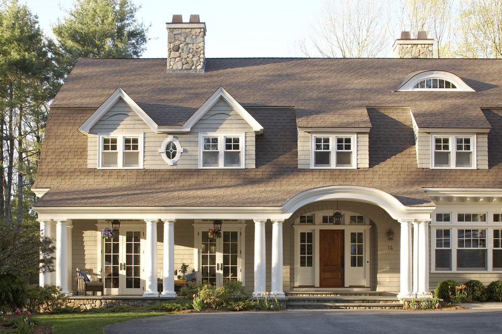 Exemple d'une grande façade de maison grise chic en bois à un étage avec un toit en shingle.