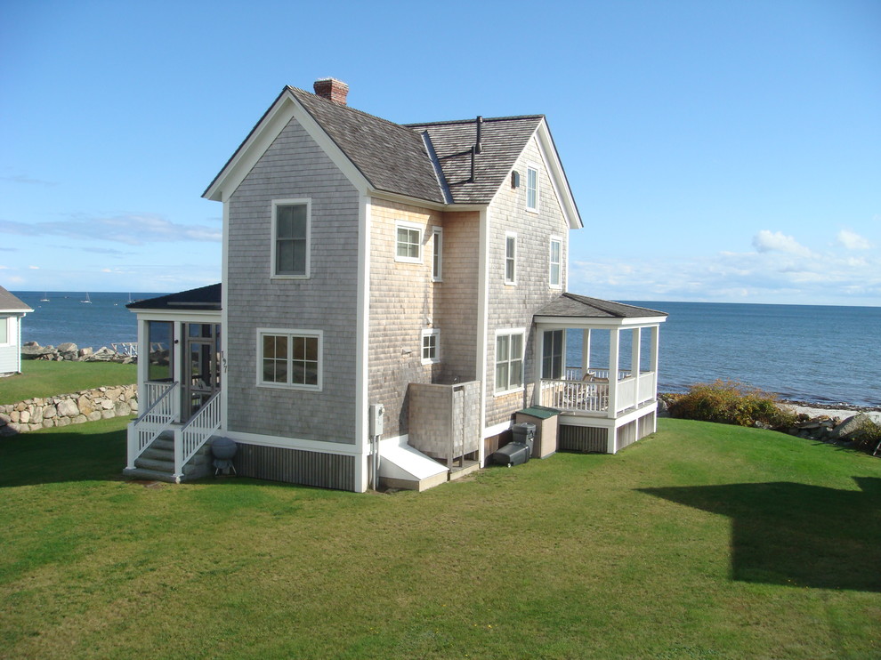 Zweistöckige Maritime Holzfassade Haus mit Satteldach und Schindeldach in Portland Maine