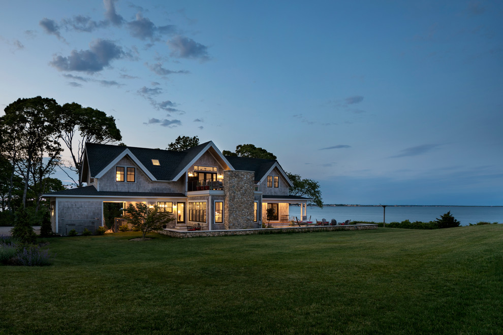 Стильный дизайн: большой, двухэтажный, деревянный, серый частный загородный дом в морском стиле с двускатной крышей и крышей из гибкой черепицы - последний тренд