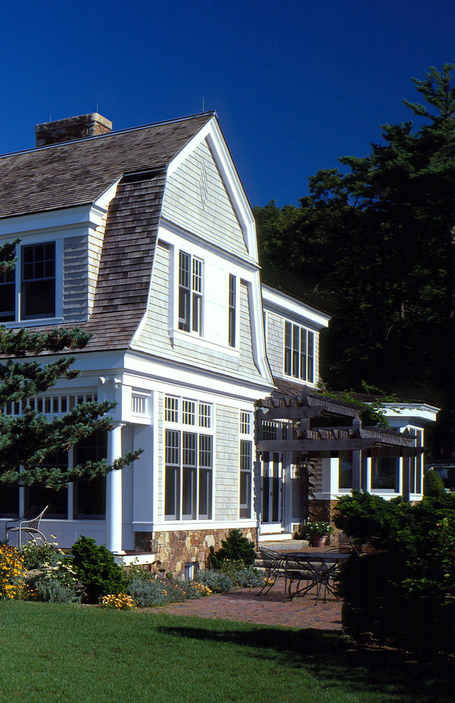 Стильный дизайн: большой, двухэтажный, деревянный, серый дом в классическом стиле с мансардной крышей - последний тренд
