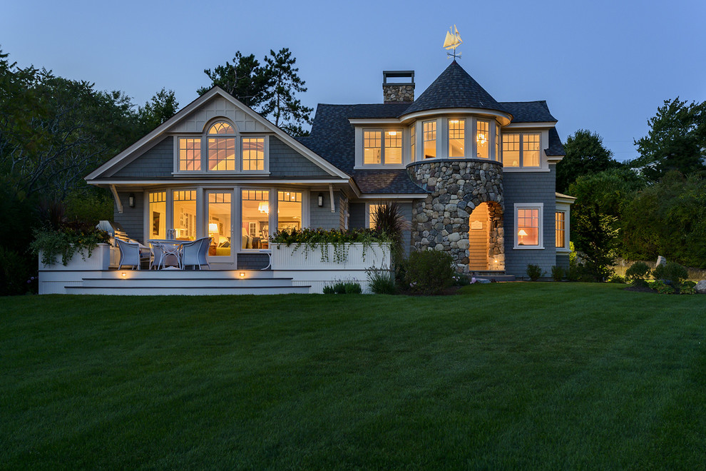 Inspiration pour une grande façade de maison bleue marine avec un revêtement mixte et un toit à deux pans.