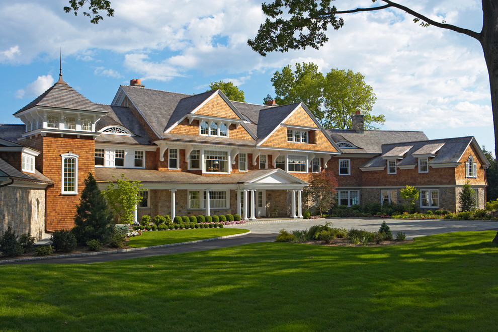 Geräumiges, Dreistöckiges Maritimes Haus mit beiger Fassadenfarbe, Satteldach, Schindeldach und Dachgaube in New York