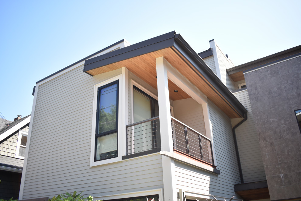 Großes, Dreistöckiges Haus mit grauer Fassadenfarbe in Seattle