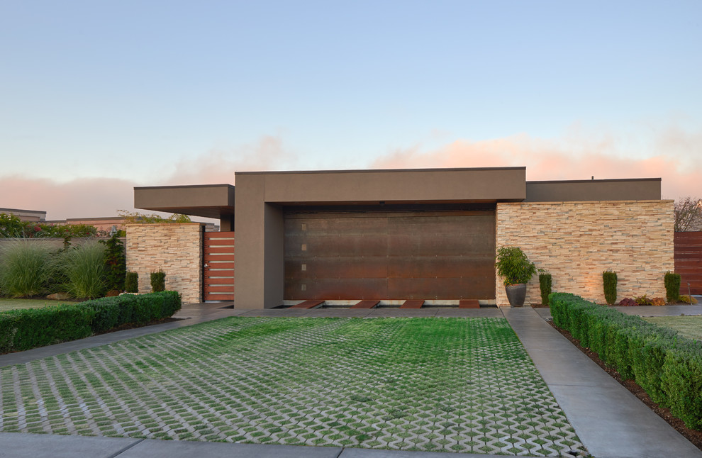 Ejemplo de fachada de casa beige contemporánea de una planta con revestimientos combinados y tejado plano