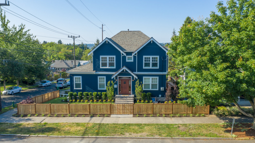 Großes, Vierstöckiges Uriges Einfamilienhaus mit Faserzement-Fassade, blauer Fassadenfarbe, Satteldach und Schindeldach in Seattle