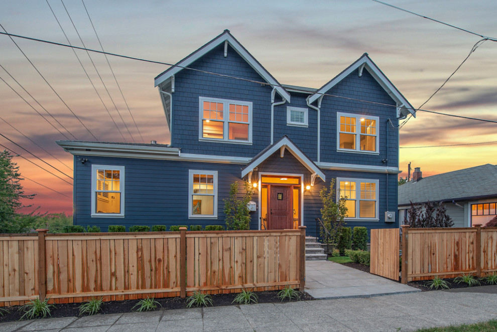 Großes, Vierstöckiges Uriges Einfamilienhaus mit Faserzement-Fassade, blauer Fassadenfarbe, Satteldach und Schindeldach in Seattle