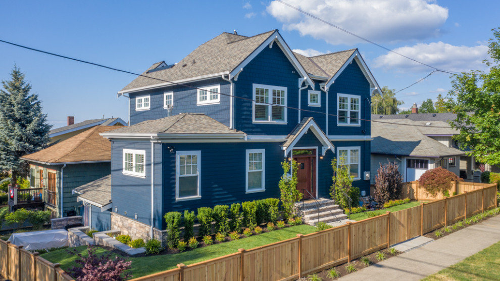 Стильный дизайн: большой, четырехэтажный, синий частный загородный дом в стиле кантри с облицовкой из ЦСП, двускатной крышей и крышей из гибкой черепицы - последний тренд