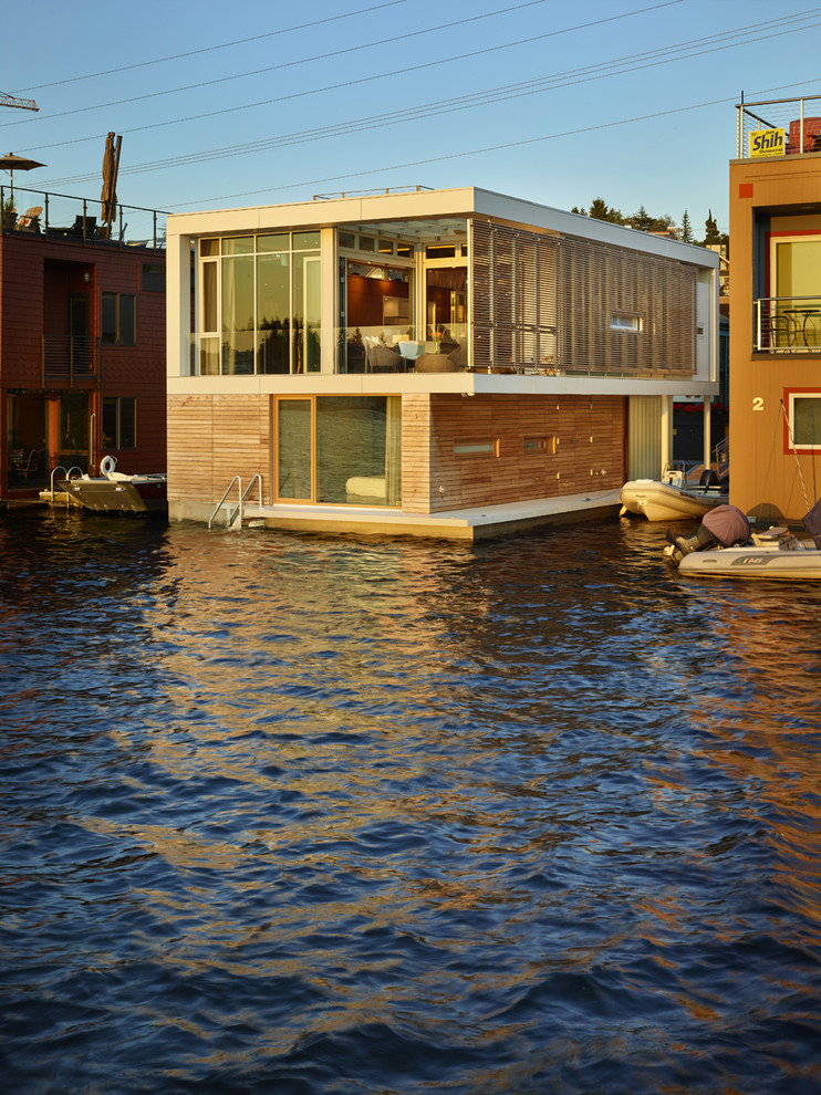 Kleines, Zweistöckiges Modernes Haus mit Mix-Fassade, weißer Fassadenfarbe und Flachdach in Seattle