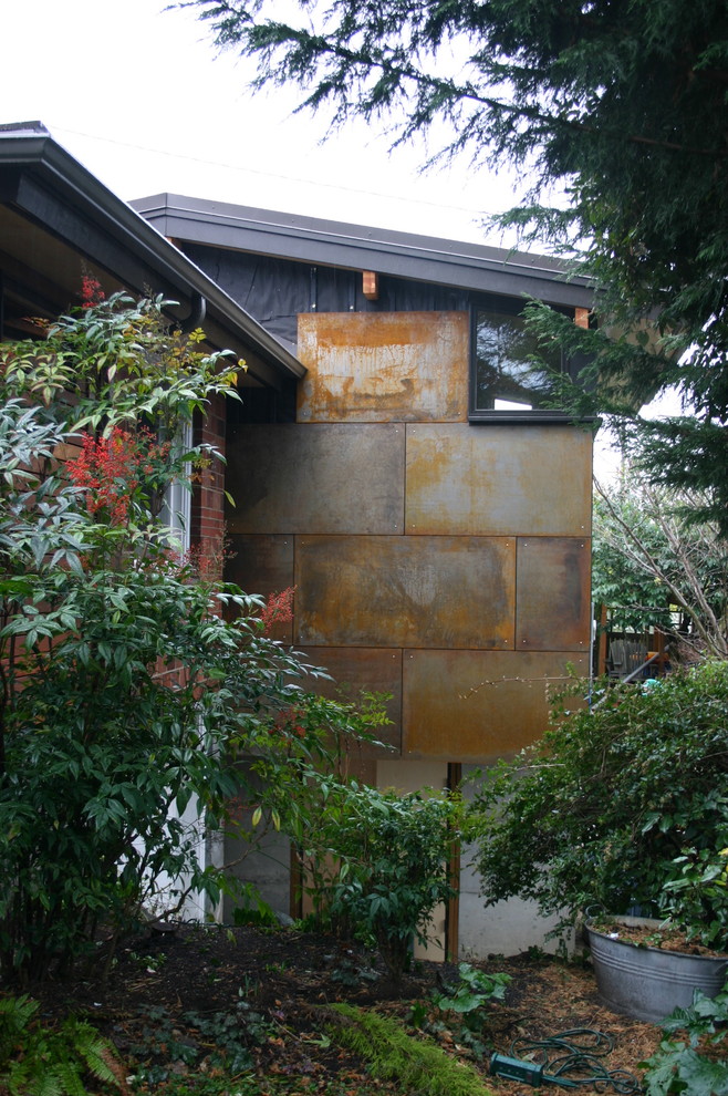 Inredning av ett modernt mellanstort brunt hus, med allt i ett plan, fiberplattor i betong och sadeltak