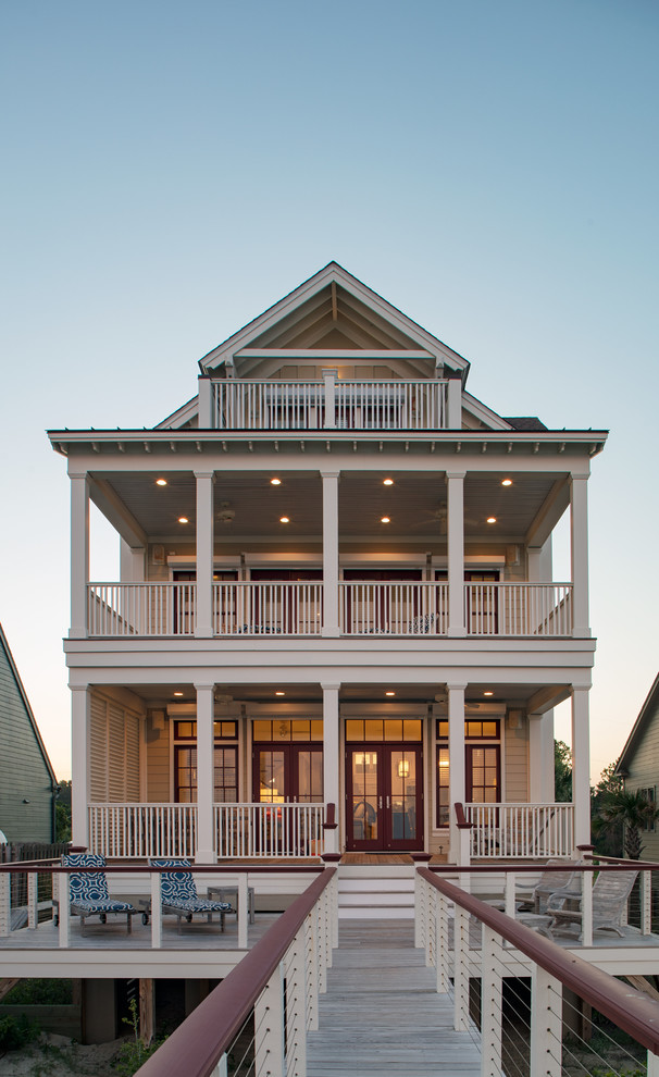Inspiration pour une façade de maison beige marine en panneau de béton fibré à deux étages et plus et de taille moyenne avec un toit à deux pans et un toit en shingle.