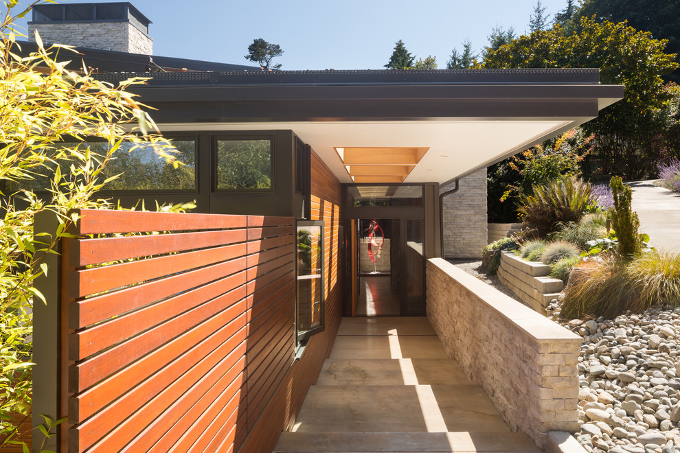 Idées déco pour une façade de maison marron contemporaine en bois de taille moyenne et à un étage avec un toit en appentis et un toit en métal.