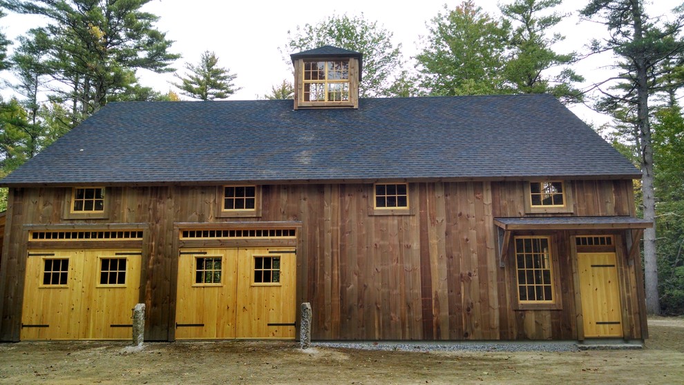 Cette photo montre une grande façade de maison marron chic en bois à deux étages et plus.