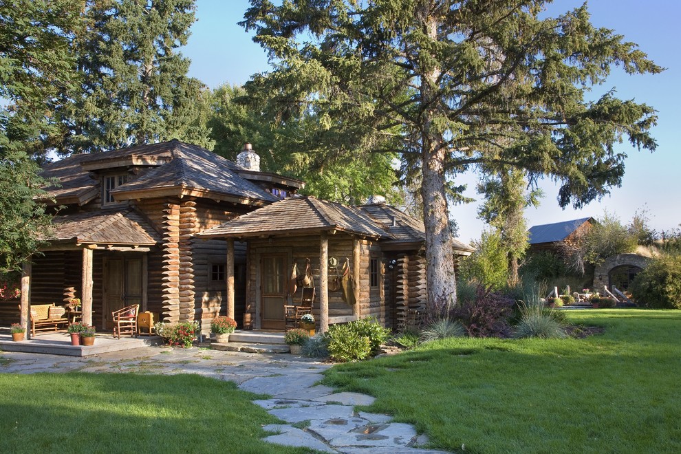 Idée de décoration pour une façade de maison chalet en bois avec un toit en shingle.