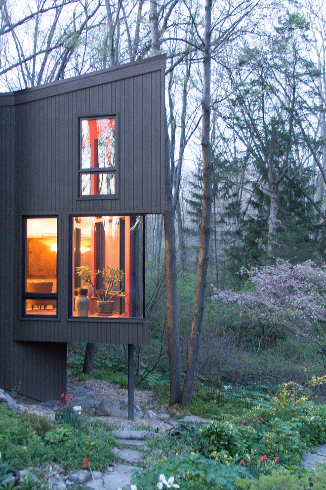 Ispirazione per la casa con tetto a falda unica grigio contemporaneo a due piani di medie dimensioni con rivestimento in legno