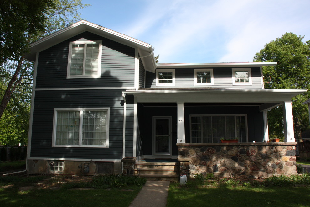 Kleines, Zweistöckiges Klassisches Einfamilienhaus mit Mix-Fassade, grauer Fassadenfarbe, Satteldach und Schindeldach in New York