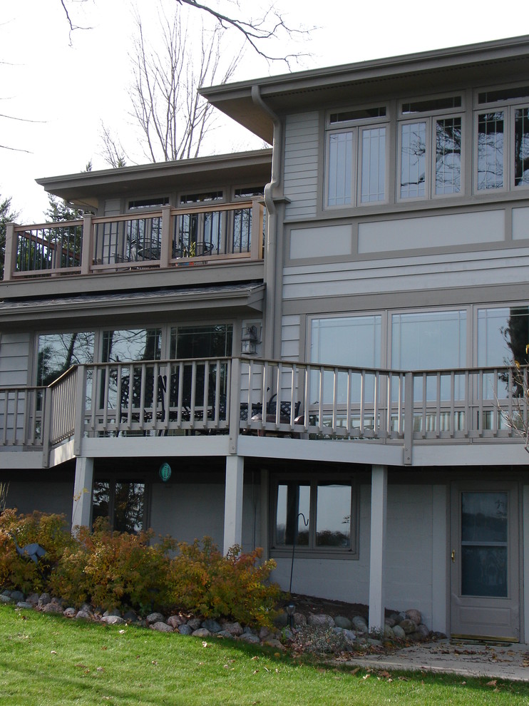 Ejemplo de fachada de casa beige clásica grande de tres plantas con revestimiento de aglomerado de cemento
