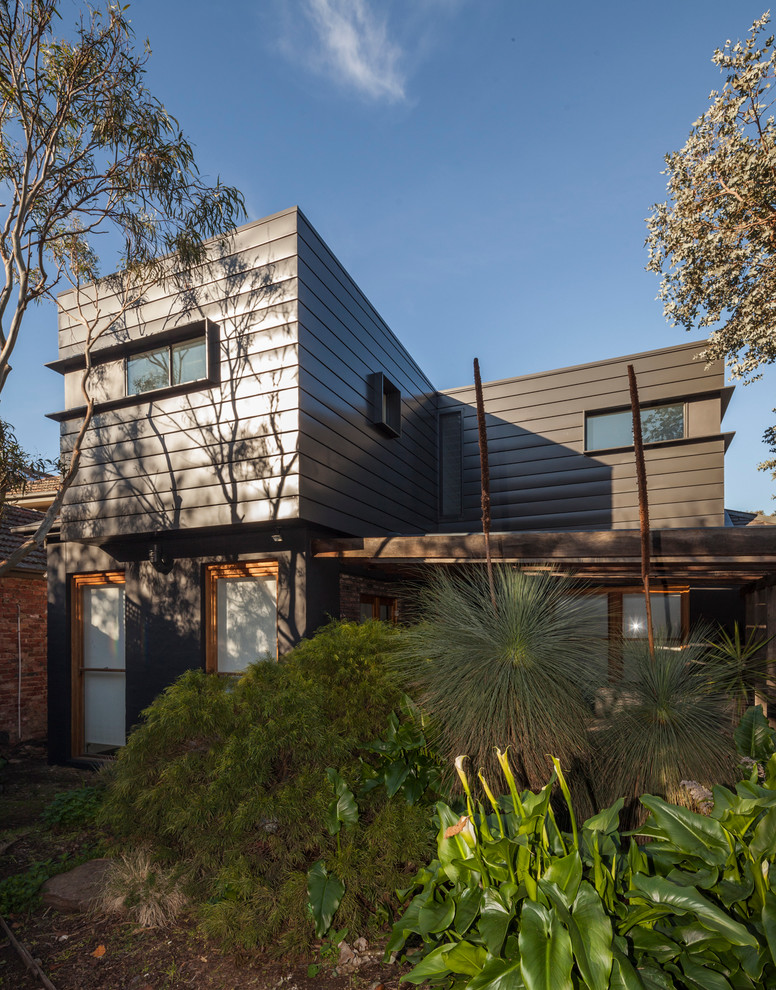 Idee per la facciata di una casa nera contemporanea a due piani con rivestimento in metallo
