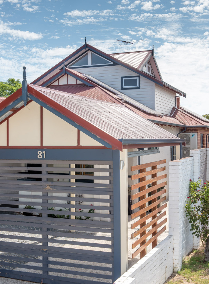 Modelo de fachada de casa multicolor tradicional de tamaño medio de dos plantas con revestimiento de madera y tejado de metal