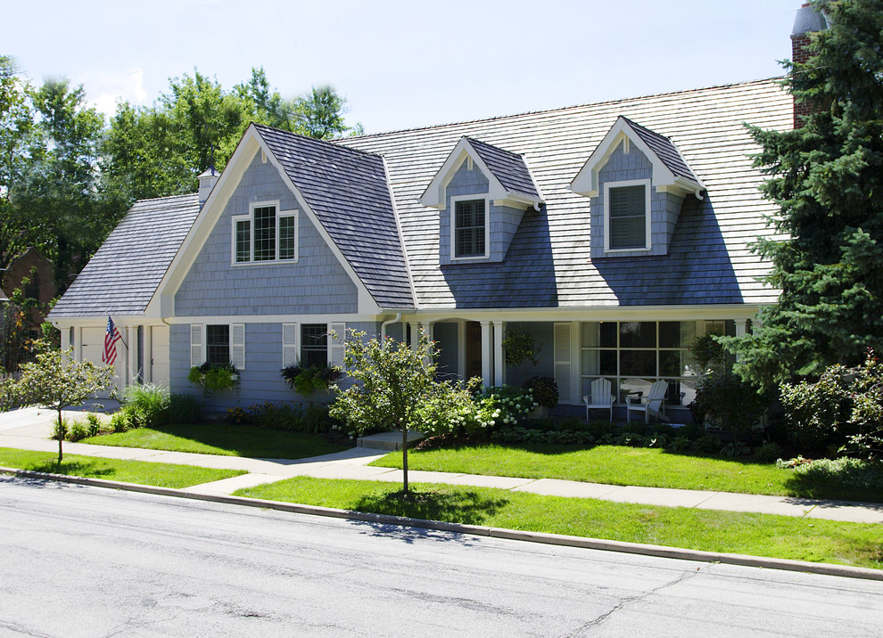Foto della facciata di una casa blu classica a due piani di medie dimensioni con rivestimenti misti e tetto a capanna