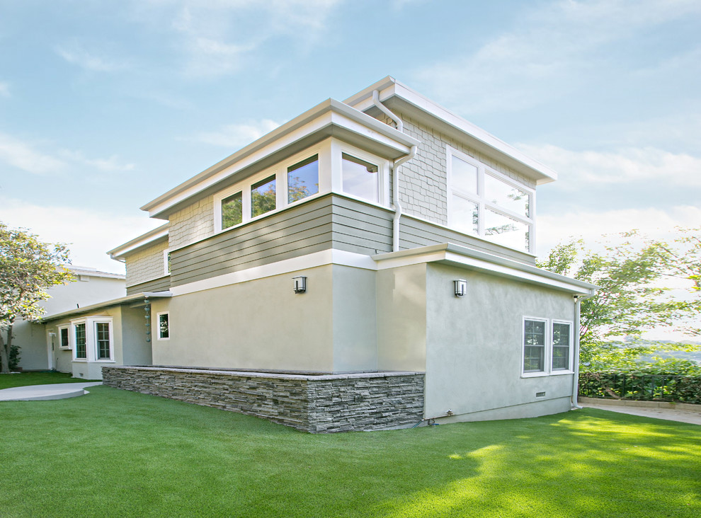 Diseño de fachada verde clásica renovada de tamaño medio de dos plantas con revestimiento de aglomerado de cemento y tejado plano