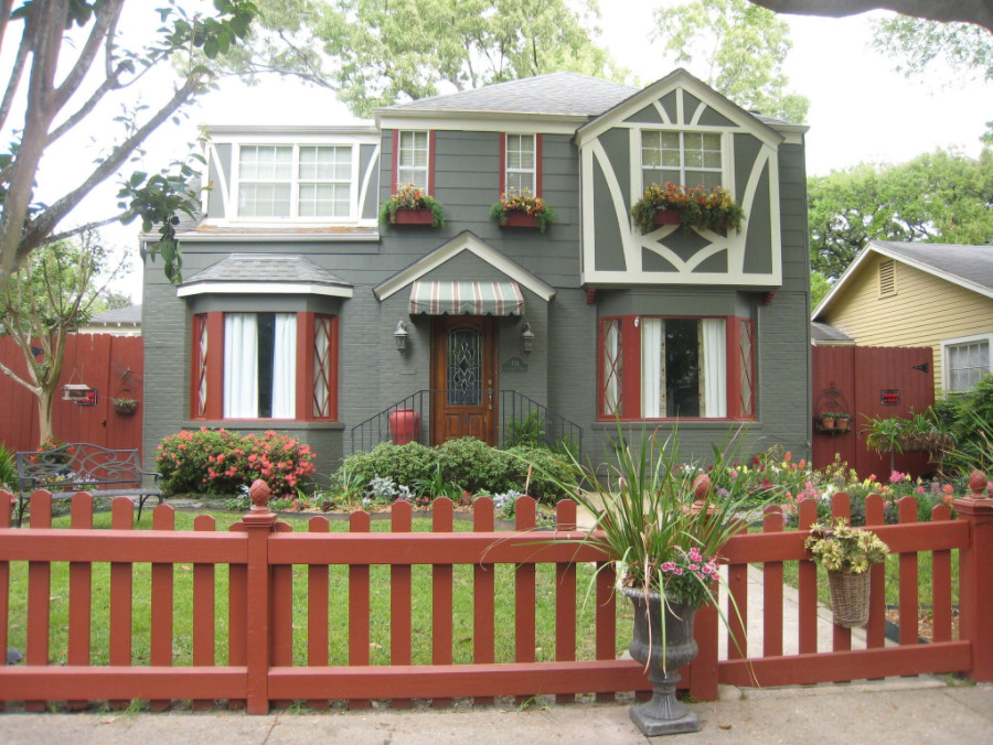 Cette image montre une façade de maison grise craftsman de taille moyenne et à un étage avec un revêtement mixte, un toit à deux pans et un toit en shingle.