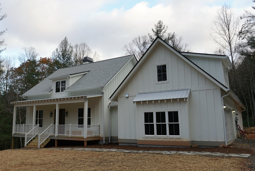 Ispirazione per la villa bianca country a un piano di medie dimensioni con rivestimento in legno, tetto a capanna e copertura mista