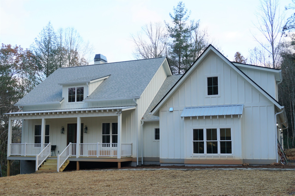 Ispirazione per la villa bianca country a un piano di medie dimensioni con rivestimento in legno, tetto a capanna e copertura mista