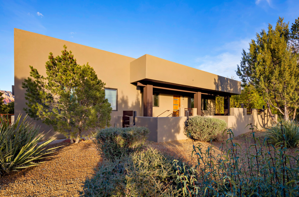Einstöckiges Mediterranes Einfamilienhaus mit brauner Fassadenfarbe und Flachdach in Phoenix