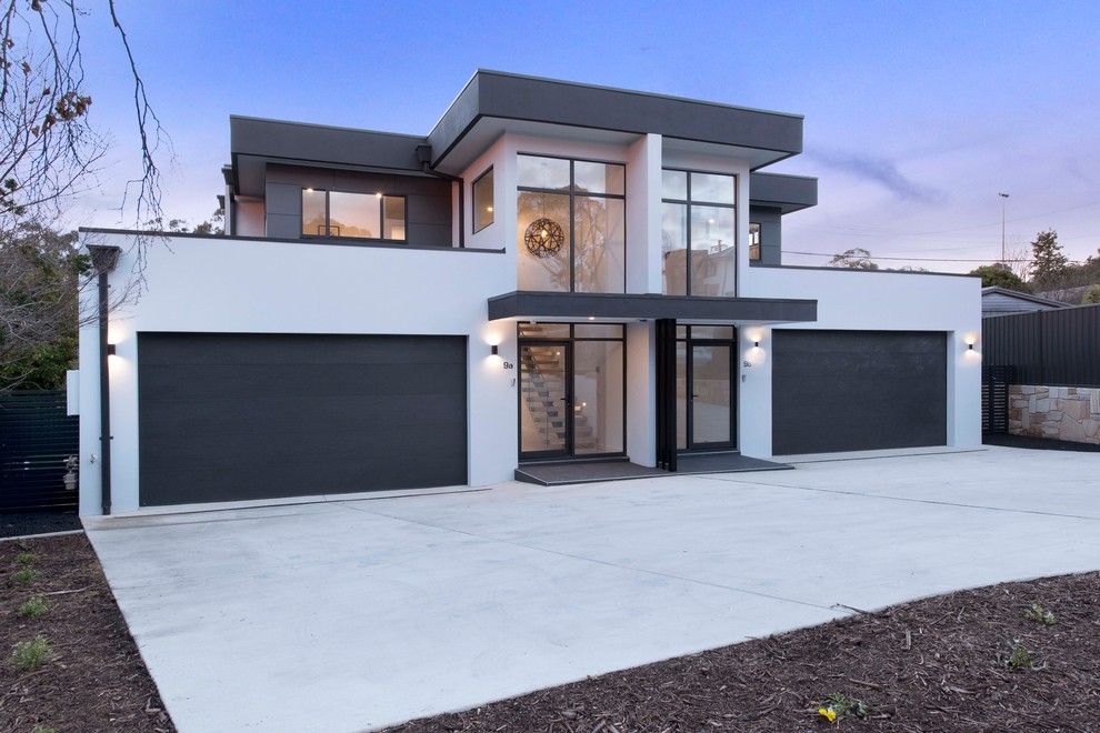 Mittelgroße, Zweistöckige Moderne Doppelhaushälfte mit Putzfassade, grauer Fassadenfarbe, Flachdach und Blechdach in Canberra - Queanbeyan