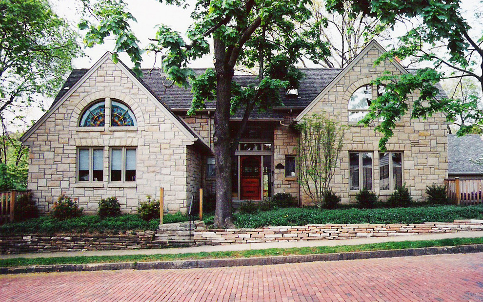 Großes, Zweistöckiges Rustikales Haus mit Steinfassade und beiger Fassadenfarbe in Sonstige