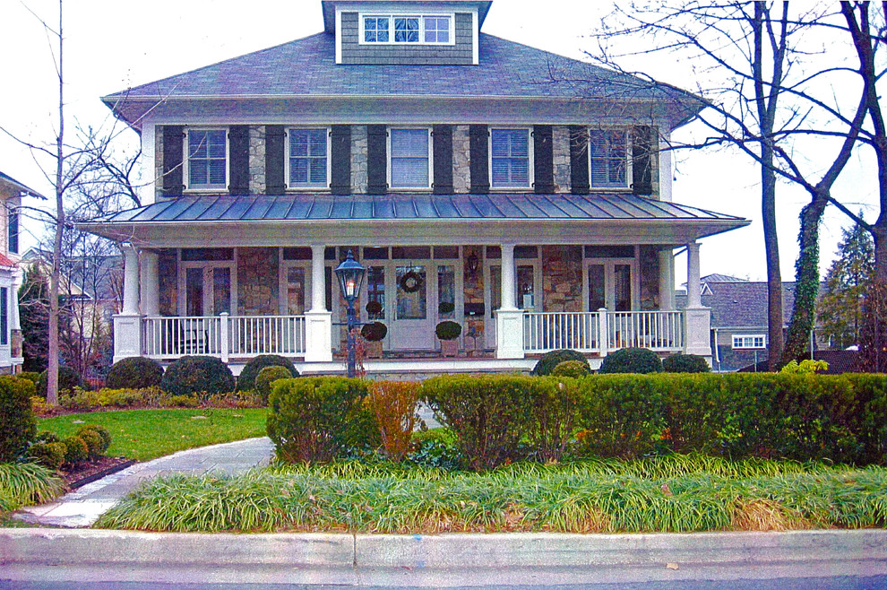 ワシントンD.C.にある中くらいなトラディショナルスタイルのおしゃれな家の外観 (石材サイディング、マルチカラーの外壁、混合材屋根) の写真