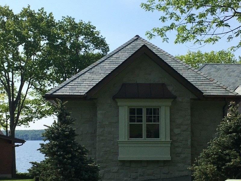 Ispirazione per la villa beige classica con tetto a padiglione e copertura in tegole