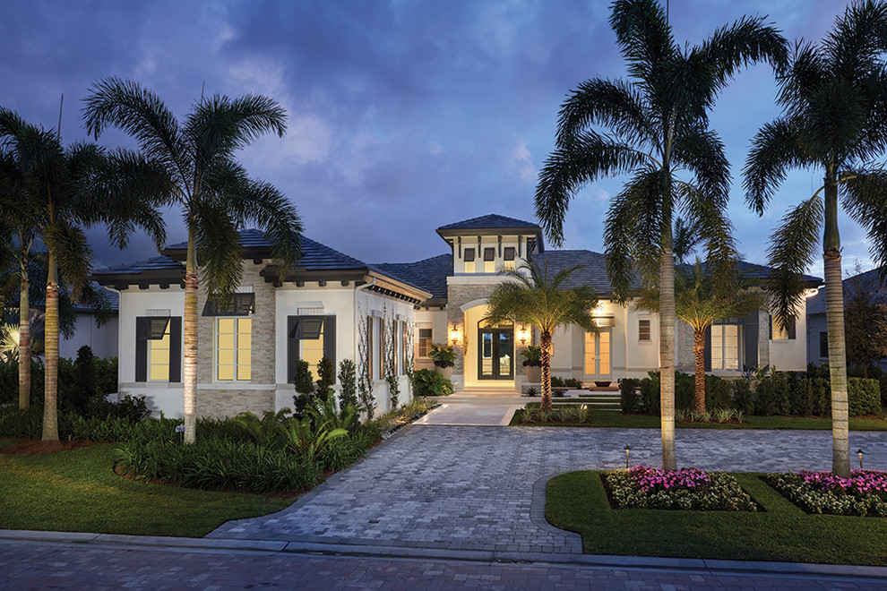 Großes, Einstöckiges Mediterranes Einfamilienhaus mit Steinfassade, weißer Fassadenfarbe und Schindeldach in Miami