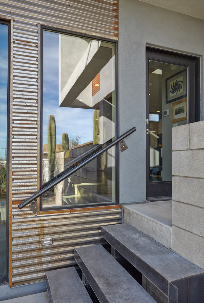 Kleines, Zweistöckiges Modernes Einfamilienhaus mit Metallfassade, grauer Fassadenfarbe und Flachdach in Phoenix