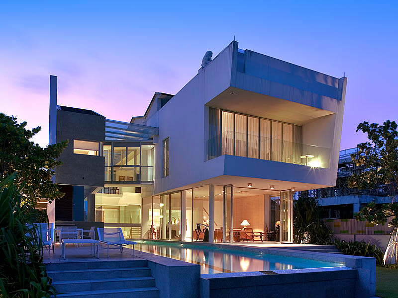 Mittelgroßes, Dreistöckiges Modernes Haus mit Betonfassade und weißer Fassadenfarbe in Singapur