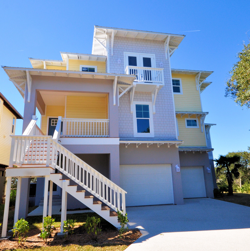 Стильный дизайн: трехэтажный, синий дом среднего размера в морском стиле - последний тренд