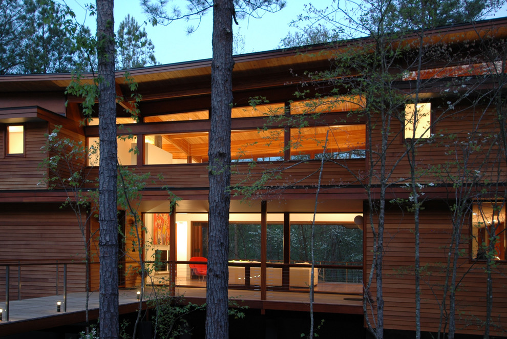 Diseño de fachada de casa marrón actual de dos plantas con revestimiento de madera