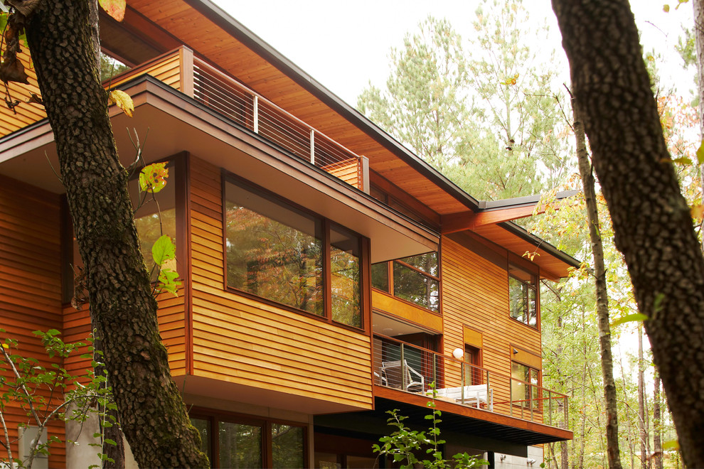 Idée de décoration pour une façade de maison minimaliste en bois.