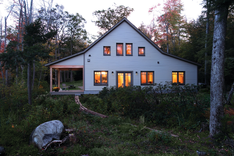 Zweistöckiges Country Einfamilienhaus mit weißer Fassadenfarbe und Satteldach in Boston