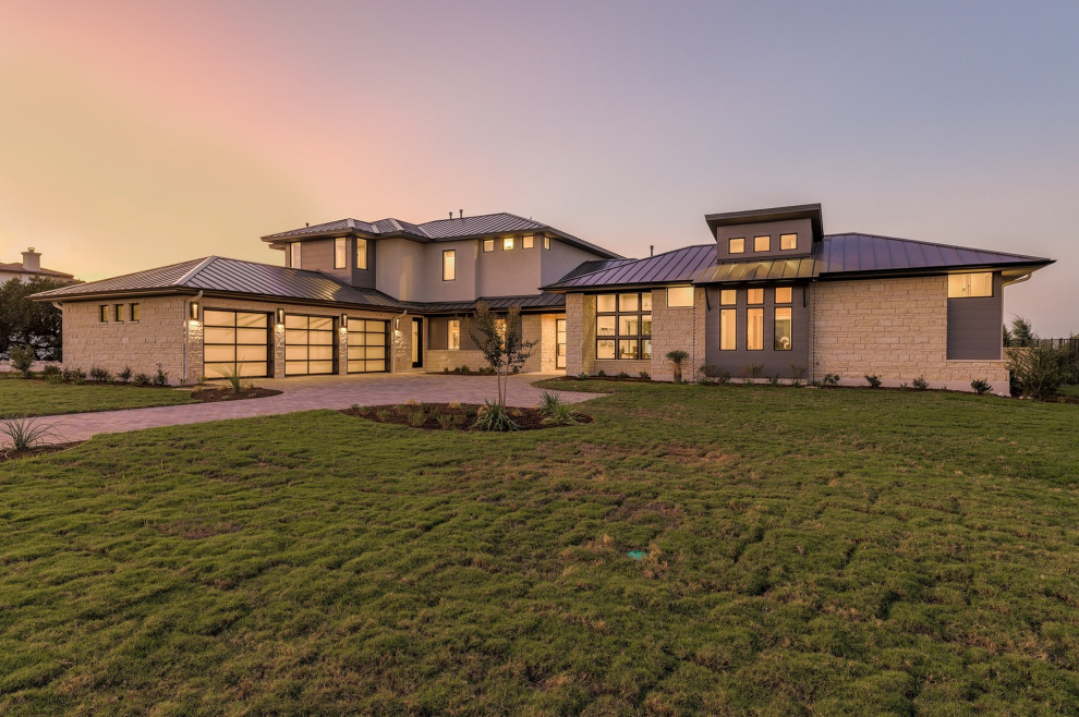 Geräumiges, Zweistöckiges Modernes Einfamilienhaus mit Steinfassade, beiger Fassadenfarbe, Blechdach und Walmdach in Austin