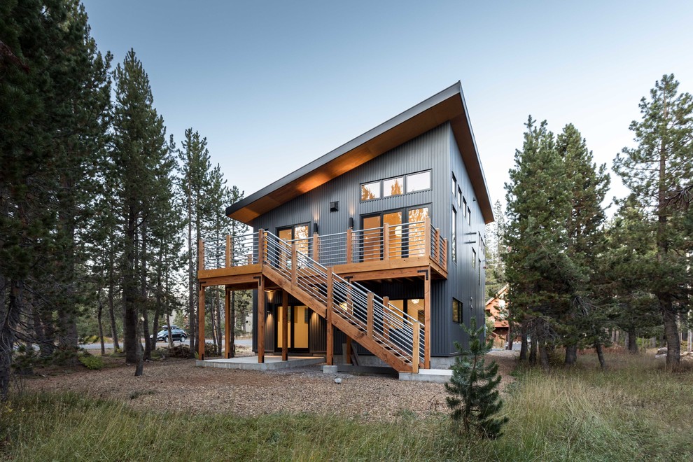 Zweistöckiges Modernes Einfamilienhaus mit grauer Fassadenfarbe und Flachdach in Sacramento