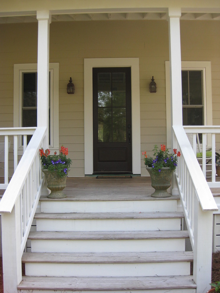 Landhausstil Einfamilienhaus mit Vinylfassade und brauner Fassadenfarbe in Jacksonville