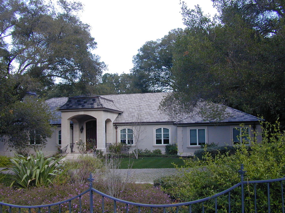 Источник вдохновения для домашнего уюта: большой, одноэтажный, серый дом в стиле ретро с облицовкой из цементной штукатурки и вальмовой крышей